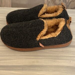 Long Bay Cozy charcoal gray, and Brown  Slippers size 7-8